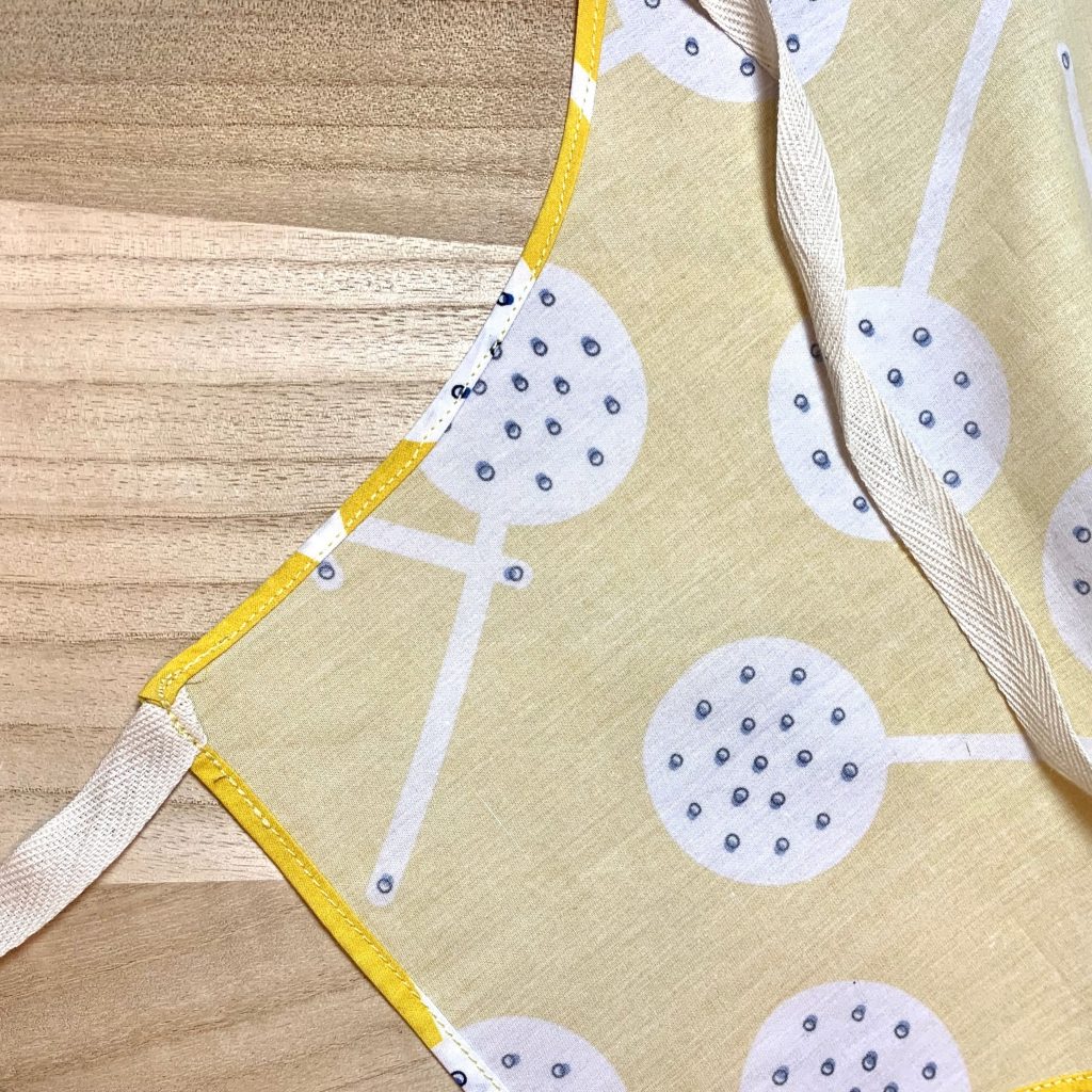 Coser el delantal del Sandwich Cook de la blu – dobladillo y cintas