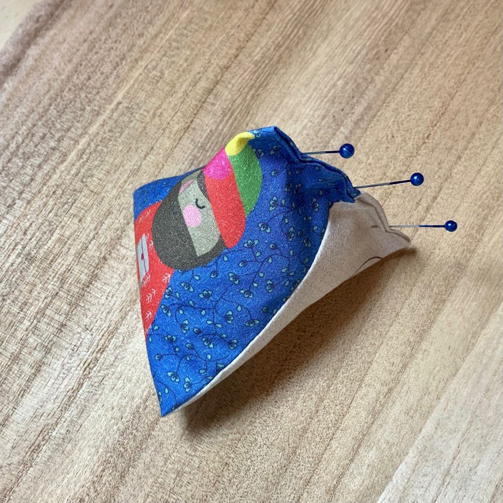 Cerrar la base de las figuras del pesebre haciendo un triángulo y coser con costura invisible
