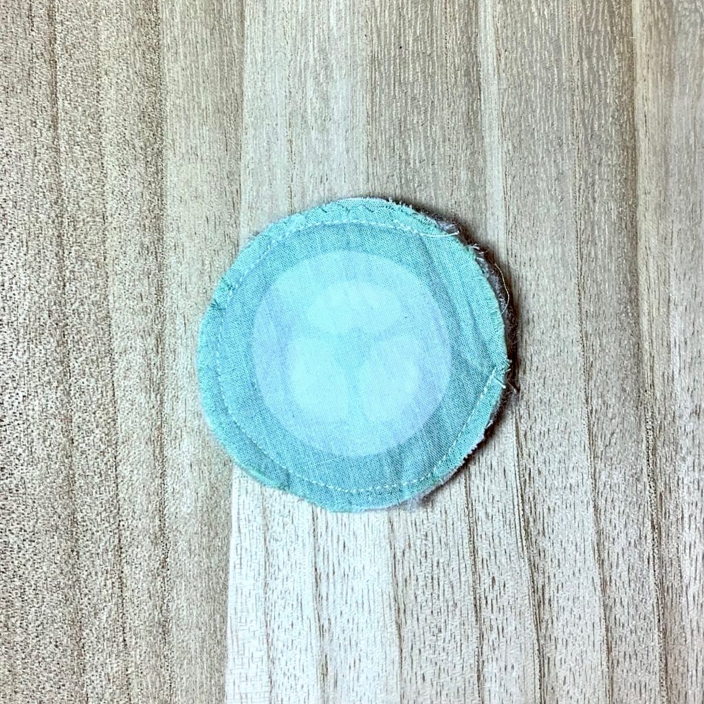 Coser el perímetro del ingrediente de tela dejando una pequeña abertura para dar la vuelta