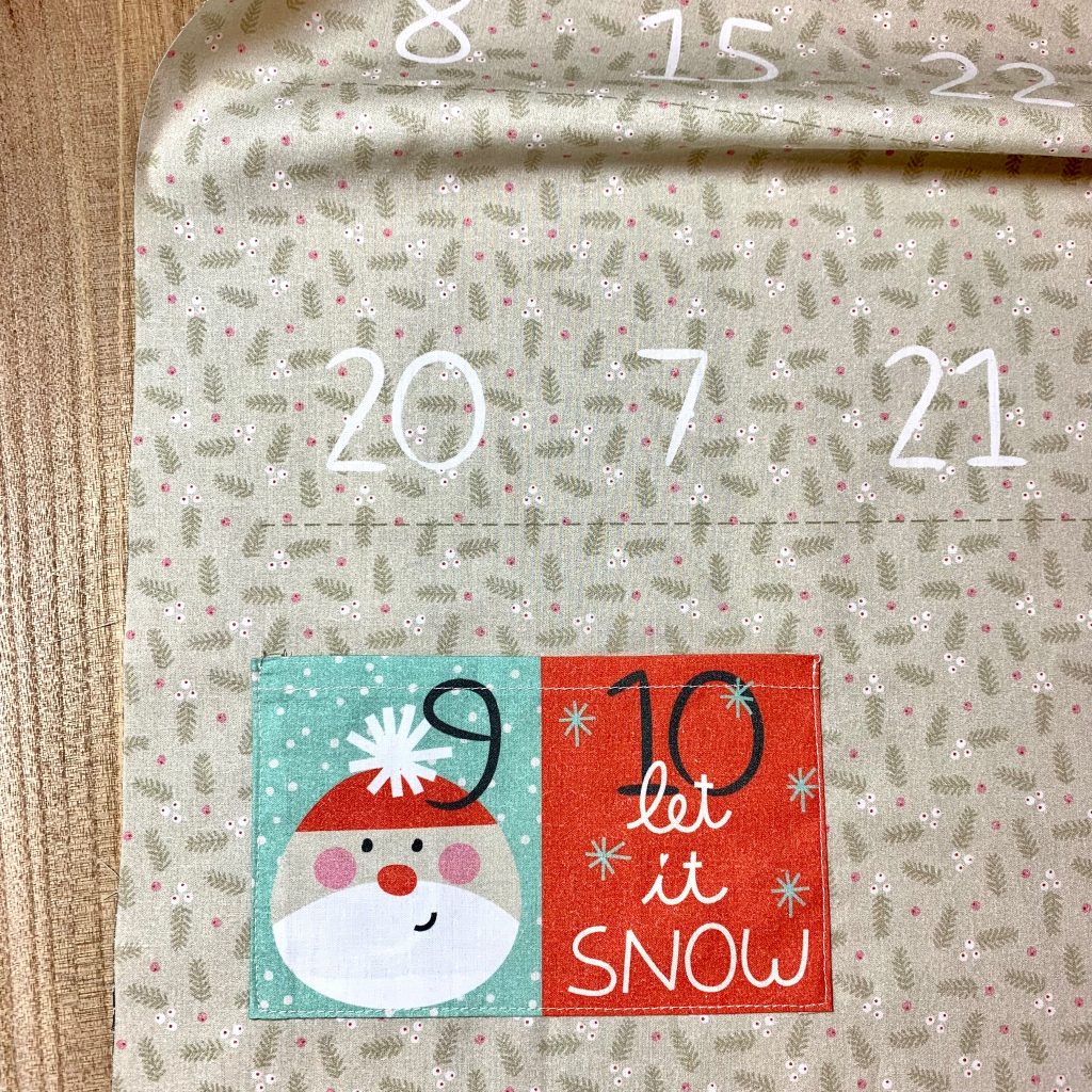 Colocar la ventana sobre el panel del calendario de adviento y coser el perímetro