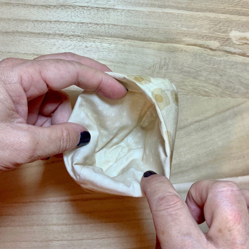 Insertar la pieza de la miga dentro de la corteza del pan de pita de tela