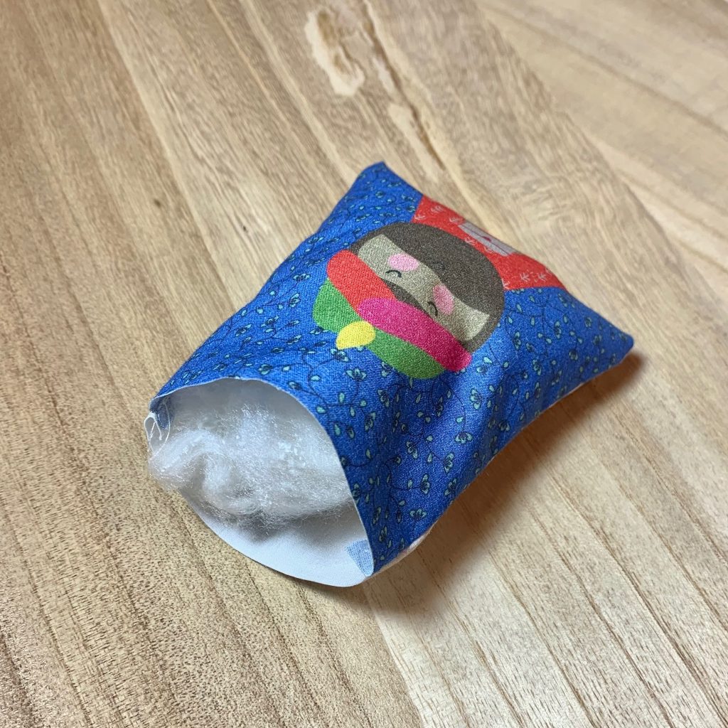 Rellenar las figuras del pesebre de tela con relleno para que tengan volumen