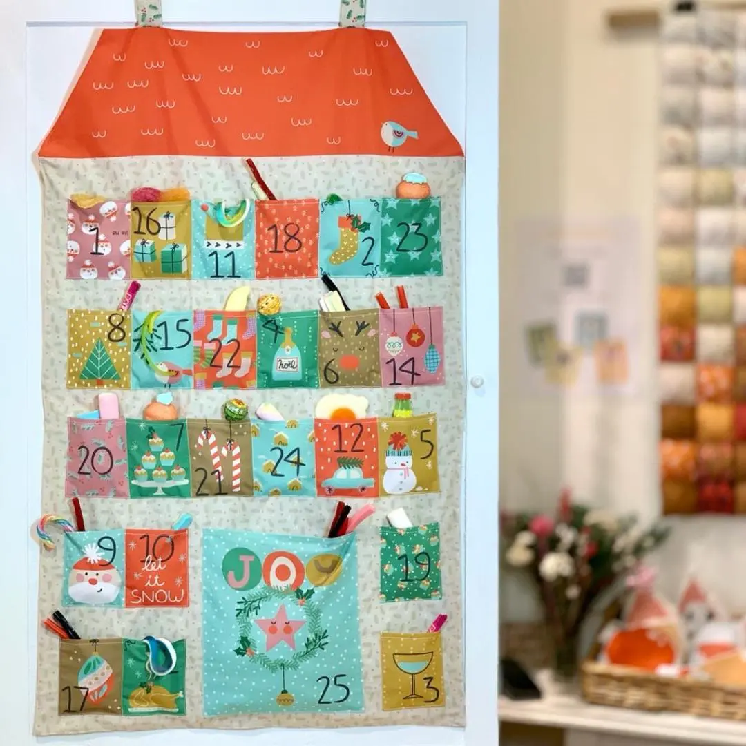 Calendario de adviento de tela en forma de casa la blu – terminado y colgado con 25 ventanas
