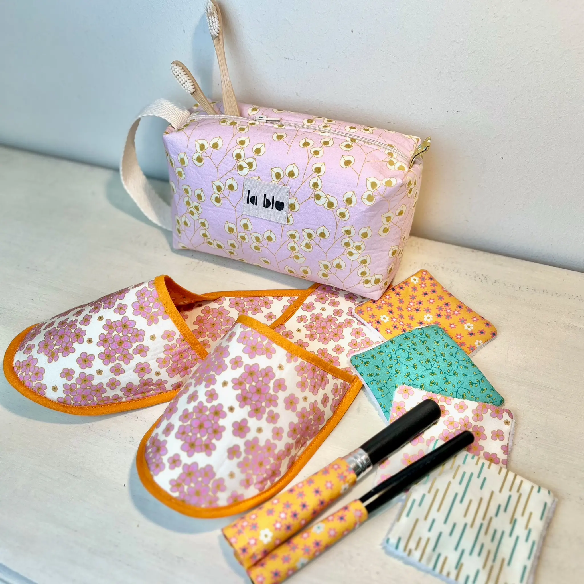 Neceser y zapatillas de viaje cosidos con el panel All in One Sweet June de la blu