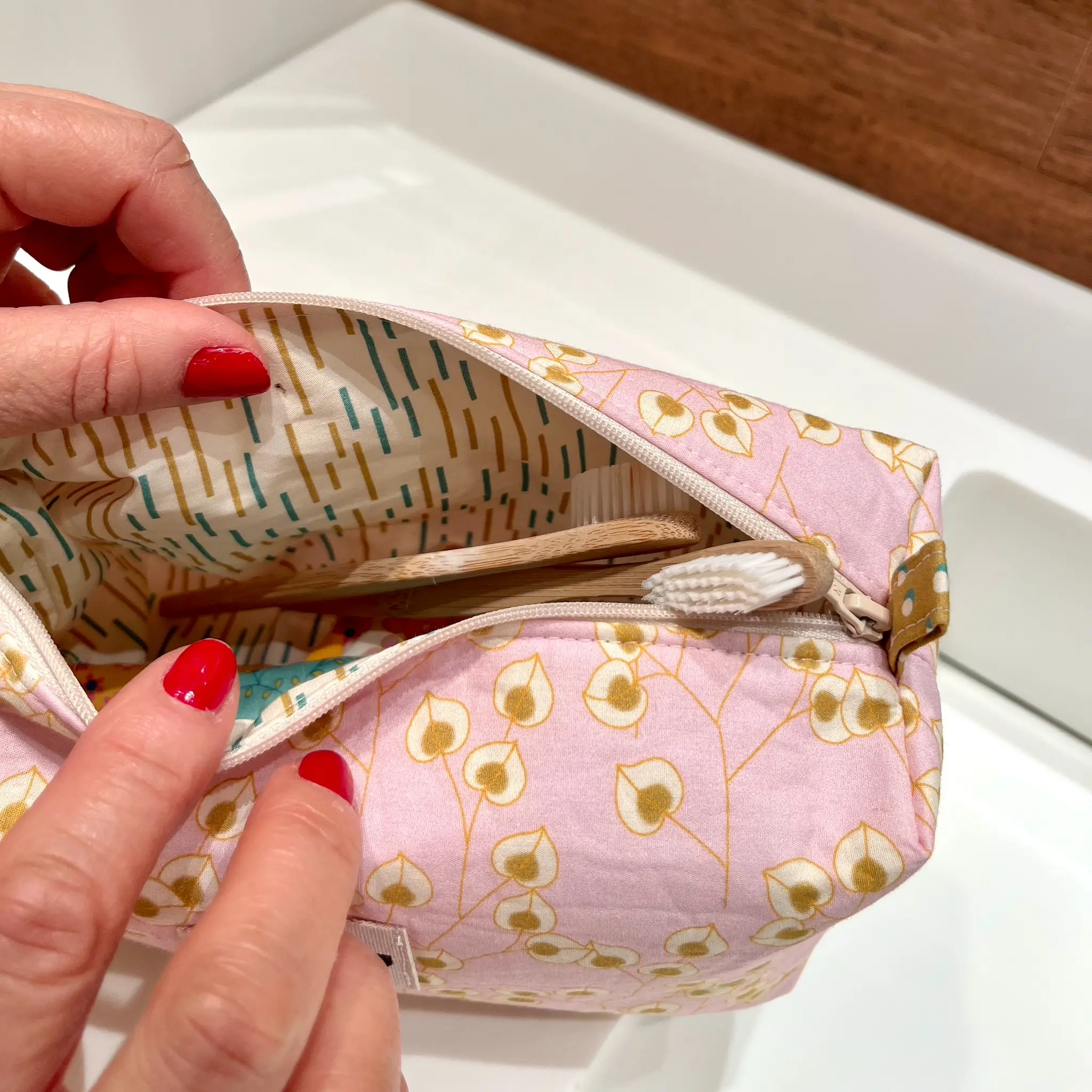 Interior del neceser forrado con tela de la colección Sweet June de la blu