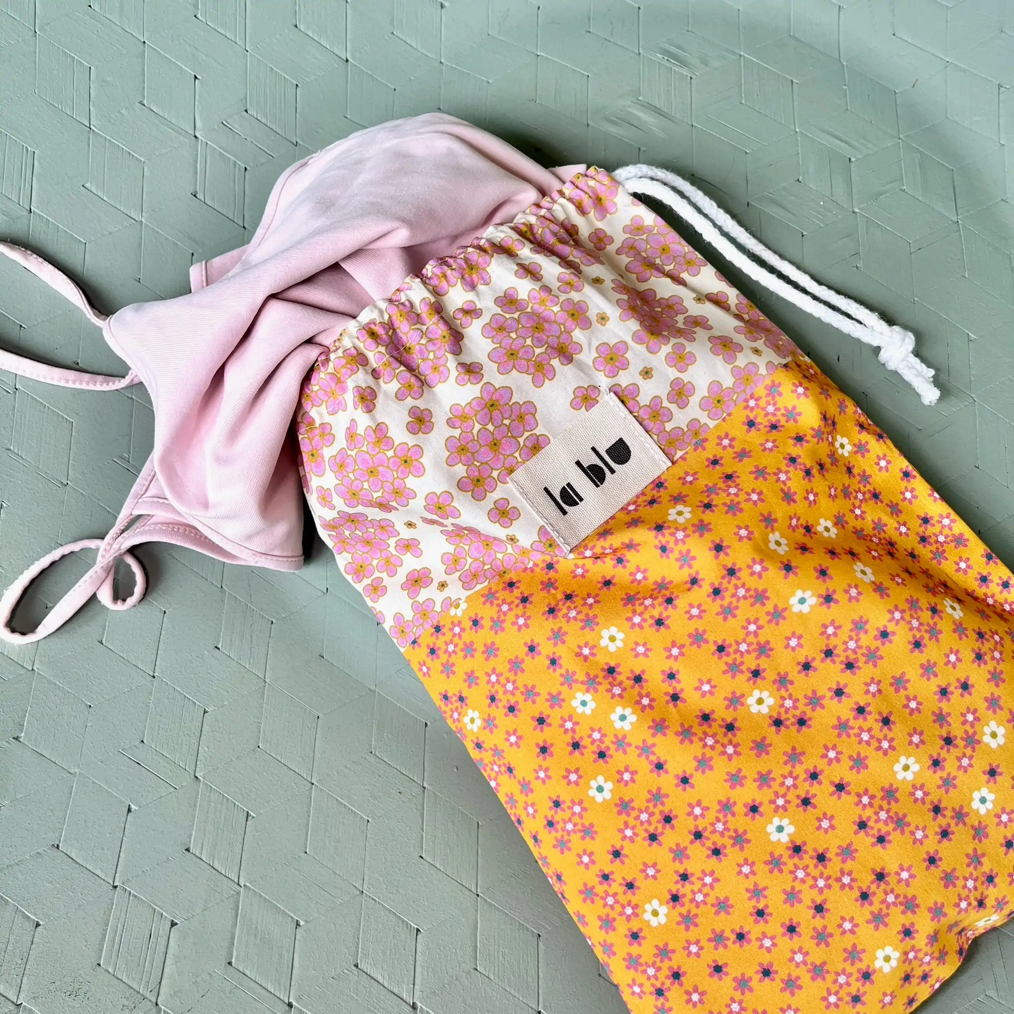 Bolsa con cordón para zapatos o ropa sucia cosida con el panel All in One Sweet June de la blu