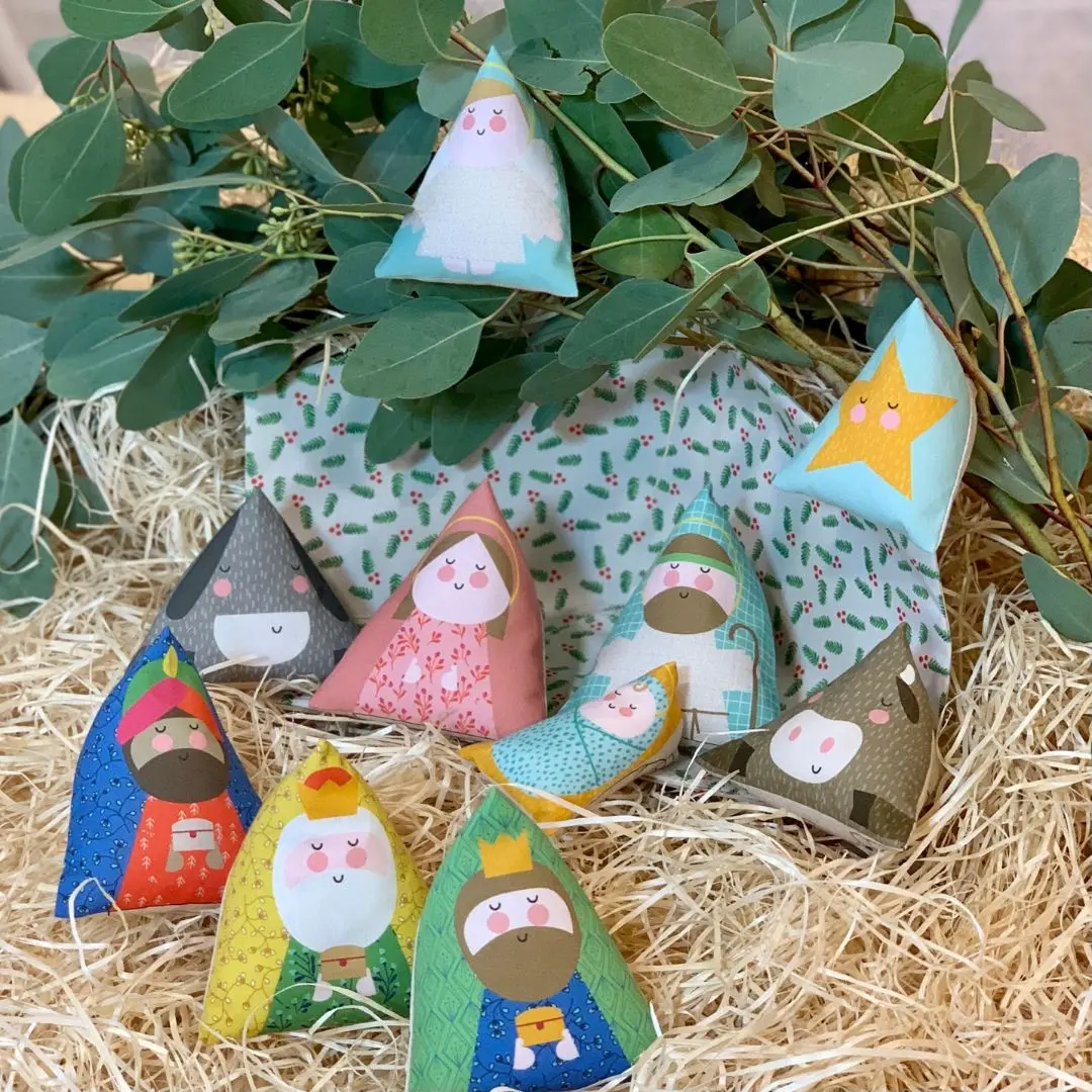 Pesebre de tela la blu terminado – figuras del belén y establo cosidos a mano