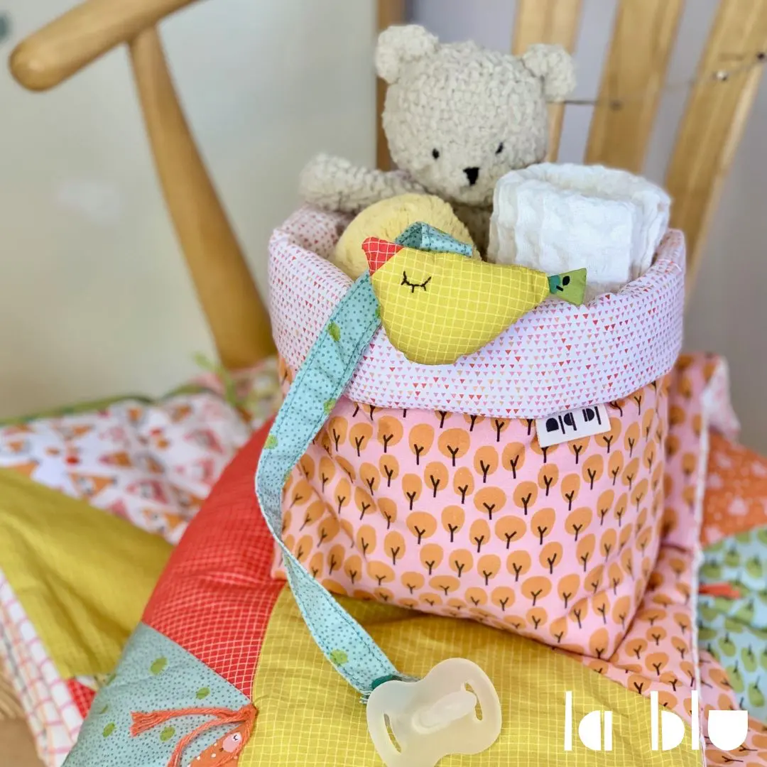 Proyectos de la revista Coser para tu Bebé cosidos con los paneles All in One Pinkhood y Green Wolf de la blu