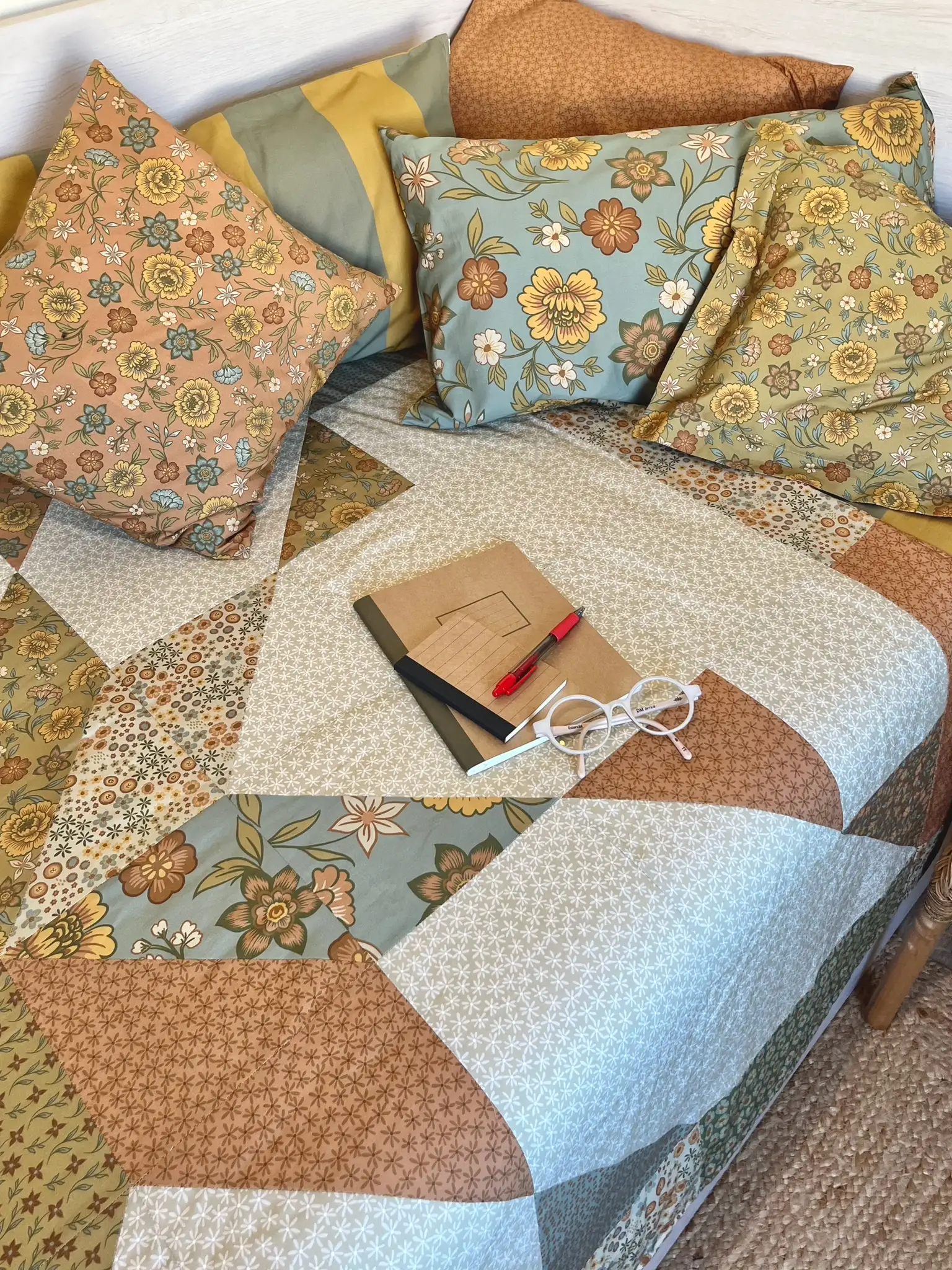Quilt hecho con All in One Cottonwood Valley y trasera Dune Stardust